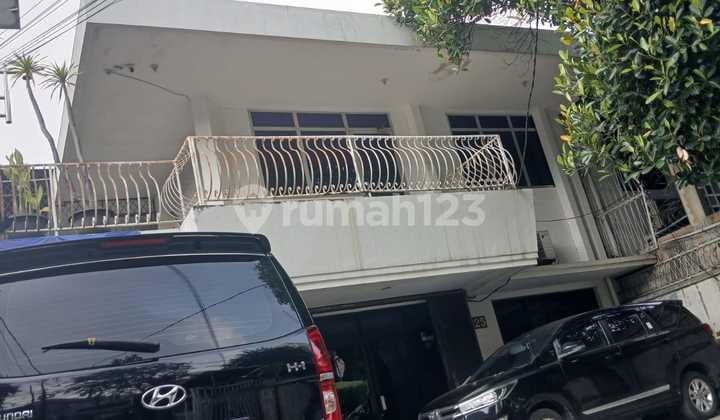 For Sale Office House NJOP 37 million/m², Petojo Utara, Gambir
Land Area: 390 m²
2.5 Floors
HGB until 2040
Rooms: 9
Bathrooms: 5
Garage and Yard: Fits 9 cars
Road Width: Fits 4 cars
Surrounded by many tall buildings
Price: 21 Billion (Negotiable)
