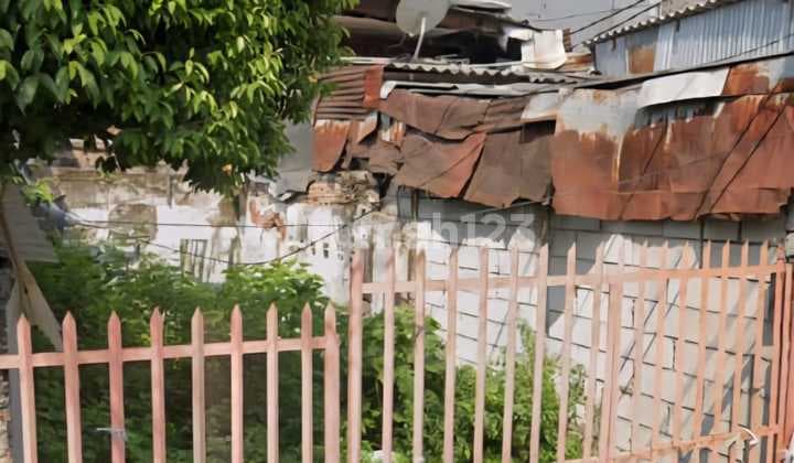 For Sale L-Shaped Land on Jl. Pengukiran, West Jakarta, Jakarta City. Large land at the back. Suitable for boarding houses, various businesses, trade, etc. Land Area 157 m² (3 x 47 m²). Strategic and busy location. Certificate: SHM. Price 2.5 M negotiable until deal.