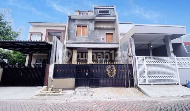 Di Jual Rumah Di Metland Puri Cluster Gardenia. Pondok Petir Cipondoh Rumah 3 Lantai. Luas Tanah 90m² ( 6 X 15m2 ) Bangunan 165m² Baru Renov Kt 5km/ Wc 3 Pam Pln 3500 Hadap Utara Row 8 M Shm. Harga: Rp 2,15m ( Nego )