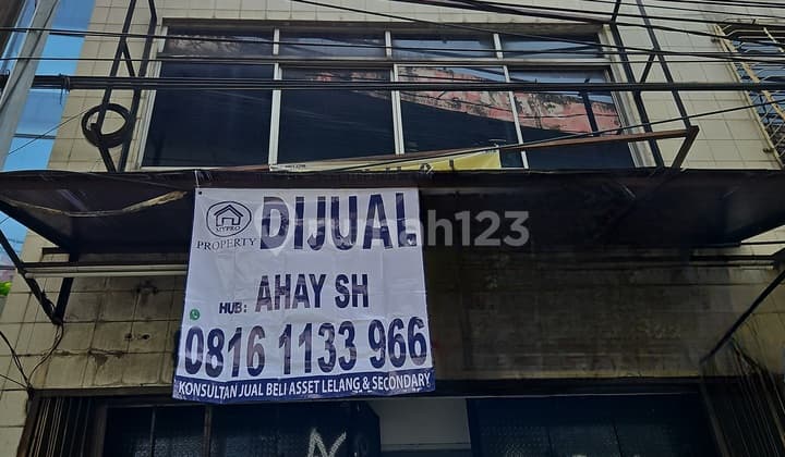 Dijual Ruko 3 Lantai di Ciputat Raya Samping Bank Bca Letak Strategis Pinggir Jalan Raya LT 217 M2 LB 250 M2 Terdiri Dari 2 Bangunan Terdiri Dari 2 Sertifikat SHM : 96 M2 + 121 M2 = 217 M2 Harga 3,25 M Nego