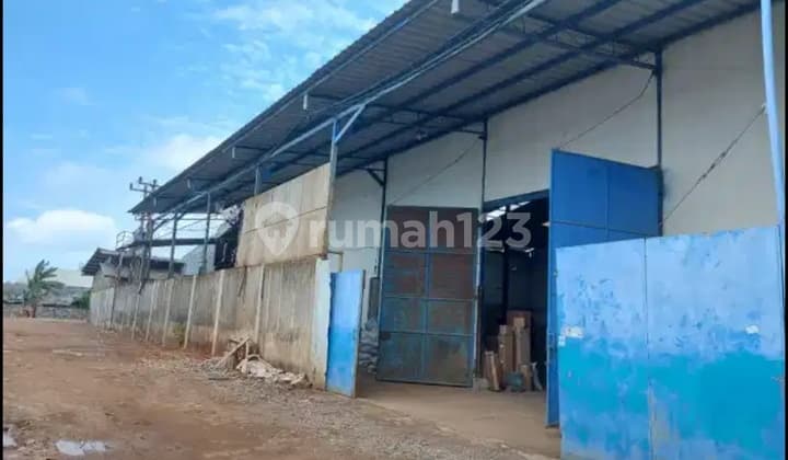 Dijual Gudang Salembaran - Kosambi Tangerang Banten Lt : 1.000 m2 Lb : 1.200 m2 Listrik : 105 Kva Posisi : Hook * Row Jalan Lebar * Akses Kontainer 40 ft * Dekat dengan Akses pintu tol PIK 2 Harga : 10 M nego