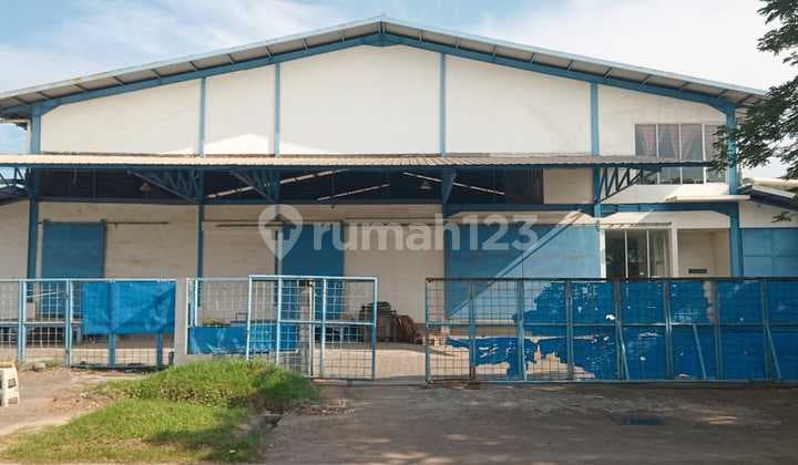Marunda Center Warehouse Floor Area: 2,584 m², Building Area: 1,495 m². Facing: South Parking: Spacious Electrical Power: 15,000 Watt PDAM Warehouse 1 Ceiling Height 15m Total Bathrooms: 3: Toilet Area Warehouse-office & Security Post Certificate: SHGB Price: Rp. 21 Billion Negotiable