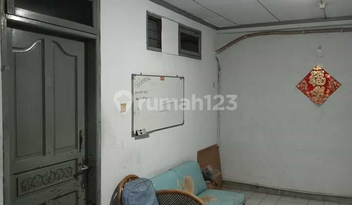 Rumah Pasar Baru Jakarta Pusat. - Lantai 2 - Luas Tanah : 79m - Luas Bangunan : 148m Kamar Tidur : 4+1 - Kamar Mandi : 1 - Siap Huni - Hadap Selatan - Shm - Pam - Listrik 3500w Harga : 900 Juta / Nego