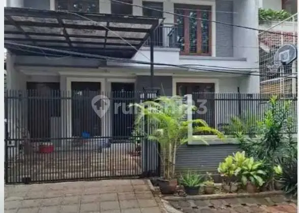 Di Jual Rumah Siap Huni di Pondok Indah, Jakarta Selatan Lokasi Startegis dan Bebas Banjir - LT. 153M2 ( 9 X 17 ) - LB. 200M2 - Lantai : 2 - Listrik : 5500 Watt - KT : 4 + 1 - KM : 3 + 1 ( KM Helper) - SHM Harga 8.9 M Nego