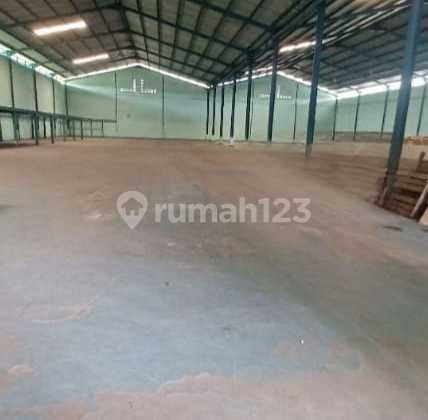 Di Jual Gudang Tiga Raksa Tangerang Lt : 6500 ( 90 X 66 ) M² LB Gudang: 2000 ( 36 X 54 ) M² Lahan Kosong 2000 M² Kantor 1 : 18 X 18 M² ( 2 Lantai )Kantor Ke2: Komisaris 1 Lantai 10 X12 M² Hadap : Selatan Surat : SHM Cont 20 Feet Harga : 28.5M Nego