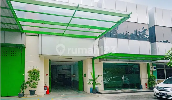 Dijual Pabrik di Kawasan Industri Jababeka Cikarang Utara, Bekasi Luas Tanah : 1.097 M2 Luas Bangunan: 889 M2 Hadap : Selatan Lantai : 2 Listrik : 66,00 Kva Air : Jababeka Infrastruktur Surat: Shgb * Harga : Rp 8.760.000.000,-*