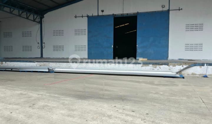 Disewakan Gudang Siap Pakai di Pasar Kemis Tangerang Banten Luas Tanah .4,5 Ha Luas Gudang 2,6 Ha Harga Sewa 55Rb/Perbulan/ Hari Total Harga 17,1 M/ Pertahun ( Negotiable ) atau bisa di Sewa Sebagian ( Minimum Sewa 2 Tahun ) Ada 3 Blok,