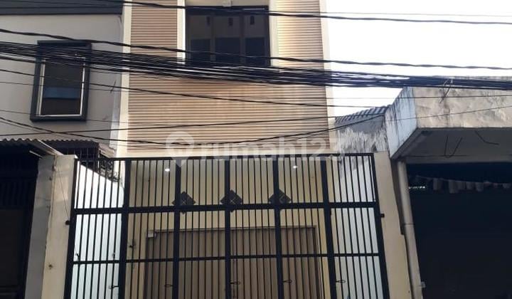 Dijual Cepat Ruko 3.5 Lantai di Pasar Glodok Selatan, Kota, Jakarta Barat. LT 4,5X23m2 (100M2)/Lb 250M2 Surat SHM Note: Lokasi Sangat Strategis di Pusat Kota..Bisa untuk Usaha+Tempat Tinggal.. Bangunan Baru Bersih Siap Huni. Harga 4.2M Nego