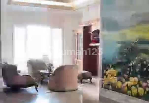 Dijual Rumah Mewah di Modernland - Tangerang Spek/Spesifikasi Property : LT : 800 M LB : 1600 M Dimensi (Lebar X Panjang): 20 X 40 M Kt : 6 Km : 6 Sertifikat : SHM IMB : Ada Listrik : 40.000 W Hadap Tenggara Harga 30 M Nego