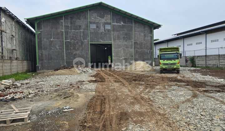 * For Rent: New Warehouse.* Located in the Bayur Industrial Area, Oppo Factory, Tangerang City.* Land Area: 2,500 M2* Building Area: 1,200 M2* Electricity: 33,000 Watt* Price: 55,000/m2/month Total Price 792 Million/Year