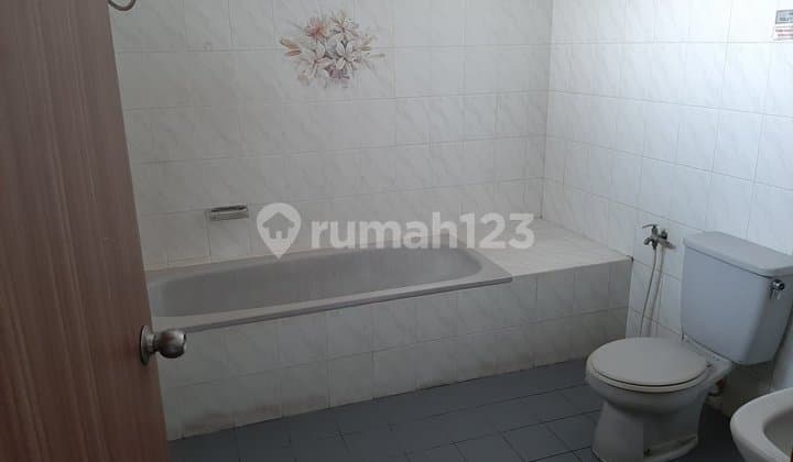 Dijual Rumah Intercon Lt : 200 M (10 X 20) Lb : ± 250 M² (2 Lantai) Kmr Tidur 3+1 Kmr Mandi 2+1 Shm Listrik Pam Cluster Timur Buka : Rp 4,65 M - Nego