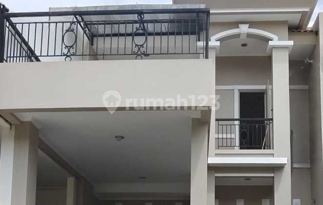 Dijual Rumah di Ancol METRO MARINA LT 84m2 = ( 6 x 14m2 ) LB 132m2 Tingkat 2 LT KT 3 KM 2 - Dining room - Dapur - Balkon - Carport 2 mobil Hadap Utara Sertifikat HPL Harga super murah 2,3 M nego