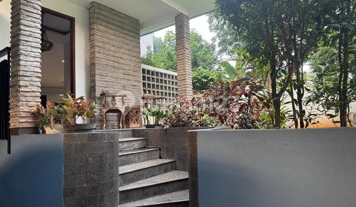 Dijual Bu Rumah di Cluster Exlusive "Menteng Bintaro" Strategis dan Nyaman LT 279 M2 LB 350 M2 Kt: 4 + 2 Kamar Utama (Kamar Mandi Dalam Semua) 2 Kamar Art Km : 4+2 Garasi 2 Mobil Semi Furnished Listrik 7.700 AC : 6 SHM Harga : Rp 5,7M - Nego