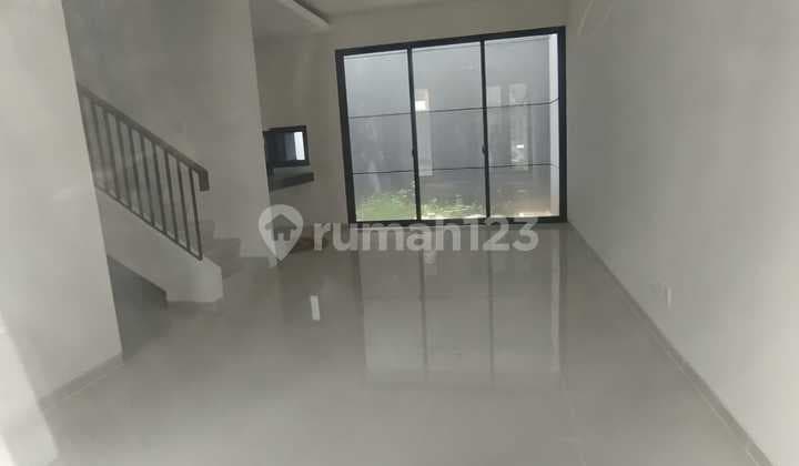 Rumah Siap Huni dalam Cluster Kebayoran Harmony, Bintaro Jaya, Tangerang Selatan Lt. 72 m2 Lb. 88 m2 Lantai 2 Listrik : 2200 watt Carport : 1 mobil KT : 3 + 1 KM : 3 + 1 Harga 2.9 M ( Nego)