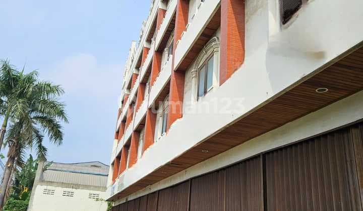 Di Sewakan Ruang Usaha/Ruko Gandeng Tujuh ( 7 unit ) siap Huni untuk Business apa saja.. Luas Tanah 1400 m2 ( 22,5 x 66 m2) Lb 1900 m2 Listrik 6600 watt ada 2 KWH meter ( X2 ) Ada Lift nya. 4.5 Lantai. Sertifikat HGB Harga 500 juta / Tahun Nego