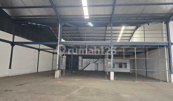 For Rent New Factory / Warehouse Located in Jatake Industrial Area, Tangerang. Warehouse Area: +/- 2,600 M2. Price: 55,000 / M2 Electricity: Shared Warehouse Lighting Land Area: +/- 1.5 Ha. Price: 55,000 / M2 Total Price: 1.7 M / Year.