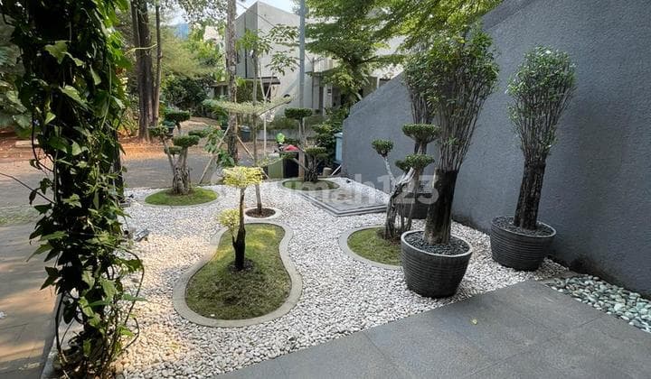 Dijual Rumah Estetik di Cluster Ozone Residence Veteran Jaksel Jalan Depan Rumah 3 Mobil LT : 234 M² (10X23,4 M) LB : 260 M² Shm-Imb Lengkap. Jumlah Lantai: 2 lt Listrik : 7700V Air : Tanah 30M Kt : 5 + 1 Km : 4 + 1 2 Living Room , Harga 7,9 M Nego