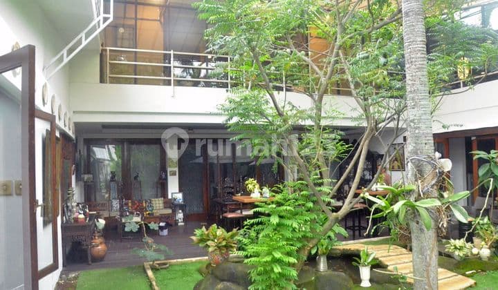 Di Jual Rumah Mewah di Kemang Jakarta Sekatan LT 945M2/Lb 475 2 Lantai KT 4+3 KM 3+1 Ruang Tamu Ruang Keluarga Dapur Kolam Renang Taman Dibelakang, Ada Ruang Kerja, Teras, Hadap Utara Listrik 11.000 Watt Akses Jalan 2 Mobil Harga 33M Nego