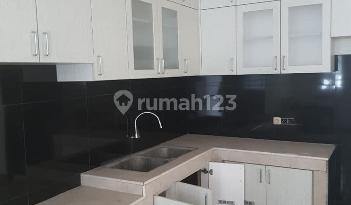 Di Jual Murah Rumah di Ancol Jl Pantai Sanur Ancol Timur Jakarta Utara. Dibawah NJOP Baru Renovasi, Kondisi Siap Pakai. LT 250 M2 Dimensi 10 X 25 M2 LB 290 M2 Sertifikat HPL Sampai Tahun 2054 Kamar Tidur 4 KM 4 Garasi 1 Mobil Jual Murah 4,5 M Nego
