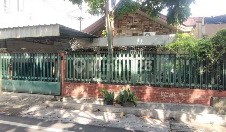 For Sale House Address: Jl. Pemadam Petojo, Central Jakarta Land Area: 260 m² (10x26) m² Front Width: 10 m Length: 26 m Certificate: SHM (Freehold Title) Orientation: West Land Shape: Square Price: NJOP negotiable 24.5 million/meter Total price: 6.25 billion Negotiable