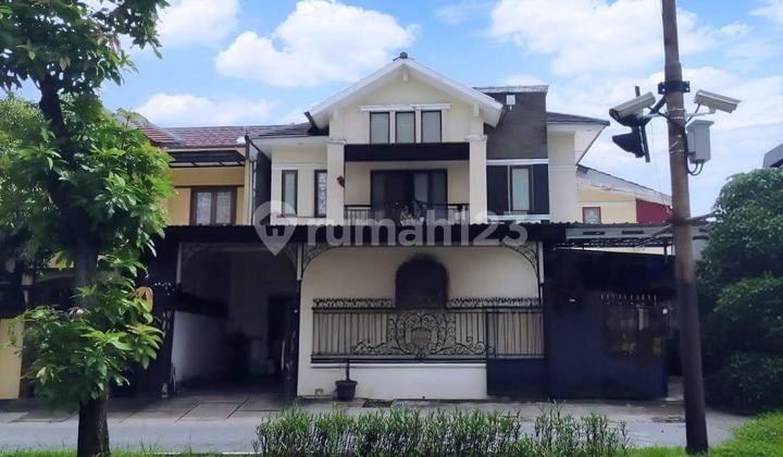 FOR SALE AFFORDABLE HOUSE in Metro Permata 1, Karang Tengah, Tangerang CORNER. 2-story, 2-lane Boulevard. Land Area: 298m² (approx. 300m²), Building Area: 300m². Flooring: 60x60 Granite Tiles. Bedrooms: 5, Bathrooms: 6. Electricity: 11,000 watts. Facing: West and North. Certificate: SHM. Price: Rp 5.5 Billion (negotiable).
