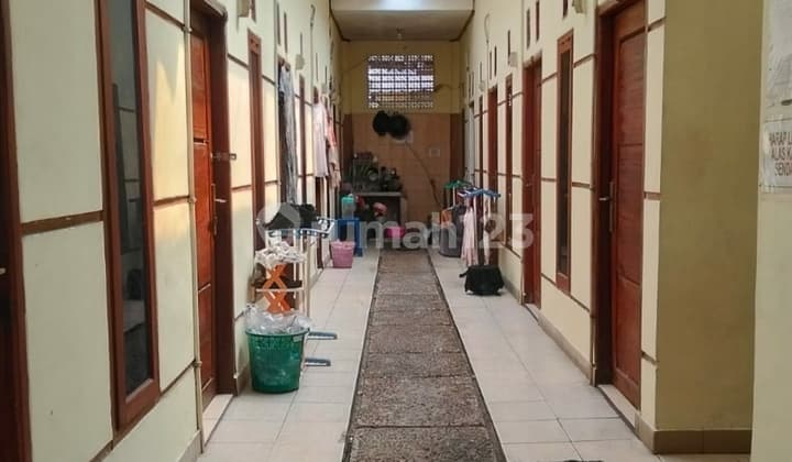 Dijual Rumah Kost di Duri Kosambi Semanan Jakarta Barat Luas Tanah 674 M2 Luas Bangunan 600 M2 Kamar Tidur 27 K Mandi 27 Kamar Full 2 Lantai Terisi Pasif Income Nett 23 Jt/ Bulan ( 276 Jt / Tahun ) SHM Bebas Banjir Akses 2 Mobil Harga 7 M Nego Drastis