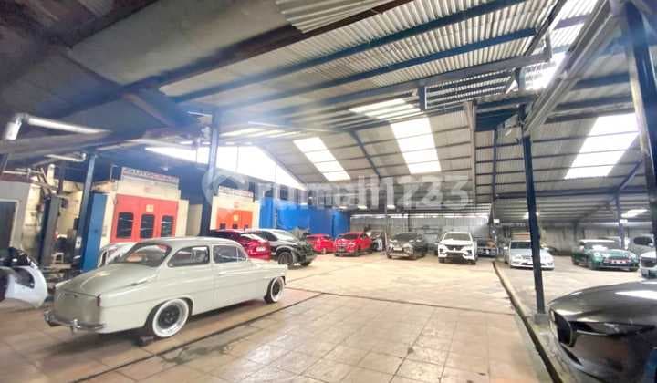 Di Jual Murah Rumah Tua dan Gudang Berikut Bangunan di Palmerah Jakarta Barat Letak Strategis Pinggir Jalan Raya Lalu Lintas Ramai. Luas Tanah 2100M2 ( 800M dan 1350 M2 ) Surat 2 SHM Cocok : Komersial Kantor Ruko Bengkel Hotel Padel Harga 46 M Nego