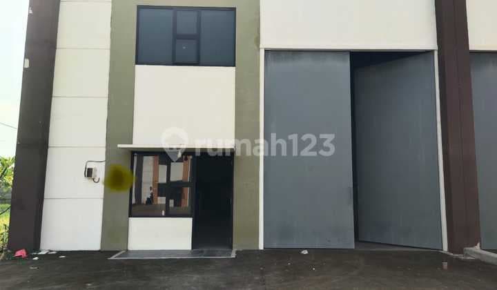 Gudang Dijual / Sewakan di Pergudangan Angkasa The Airport City, Teluknaga, Tangerang. Lt: 290 M² Lb: 190 M² Lantai 1: Ruang Gudang + 1 Toilet Lantai 2: Ruang Kantor (8 × 5 M) Sertifikat: HGB Harga 3,71 M Nett Disewa: Rp 145 Juta/Tahun Minim 2 Tahun