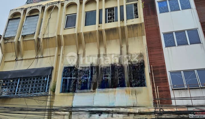 Ruko Disewakan Letak Strategis Kebon Jeruk Kota.jakarta Barat Samping Pasar Palapa.cocok untuk Jualan Apa Saja, Spare Part Motor, Emas, Rumah Makan, Komersil Lainnya. Ukuran 5 X 17.5 M² LT 87.5 M² LB 350 M² Tingkat 4.5 LT SHM Harga 300 Jt / Thn Nego