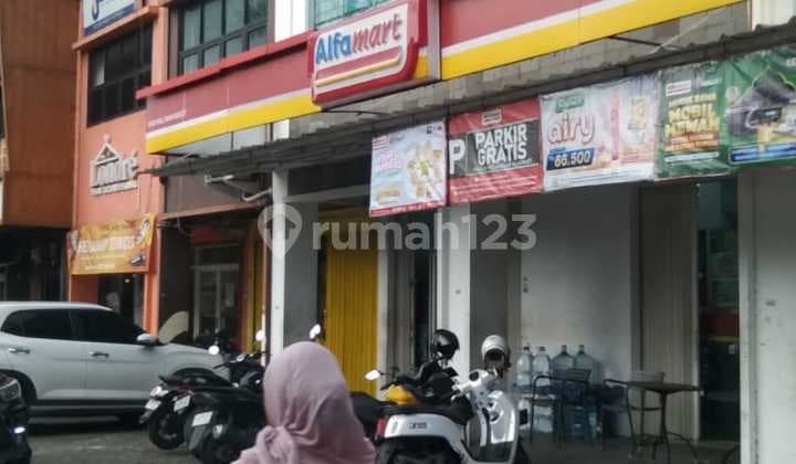 Rare Commercial Asset in the New Daan Mogot Area. 4-Story Business Building Resulting from the Merger of 8 Row Shops. Land Area: ±560 m² Building Area: ±2200 m² Number of Units: 8 Row Shops (Size: 4.5 x 15 m each) Building: 4 Stories Price: Rp 39.5 Billion Negotiable