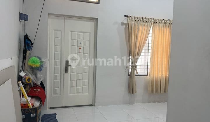 For Sale: 1-story house in Citra Garden 5, Kalideres, West Jakarta. Land size 8x16 (128m²)/Building size 80m², 2 bedrooms, 1 bathroom. Electricity 4400w. PAM/WTP water supply. Southeast-facing. SHM certificate. Note: Furnished. Recently renovated, high ceilings; lightweight steel, new roof. Price 2.5m negotiable.
