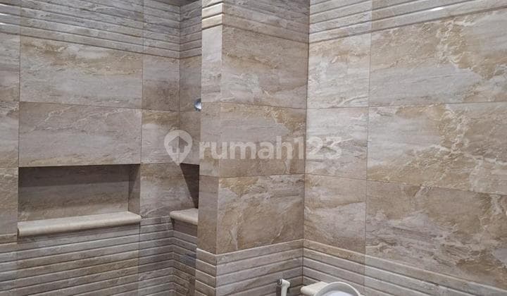 Dijual Rumah Florence Pik 1 Uk 12 x 20 = 240 m2. LB 400 m2. 2,5 LT Ada basement buat gudang , Lantai atas 3kamar tidur Kamar mandi 2 Lantai bawah 1 kamar tidur 1kamar mandi Laundry room Hadap Utara SHM Listrik :5500 Air: pdam Jual 10,5 M nego