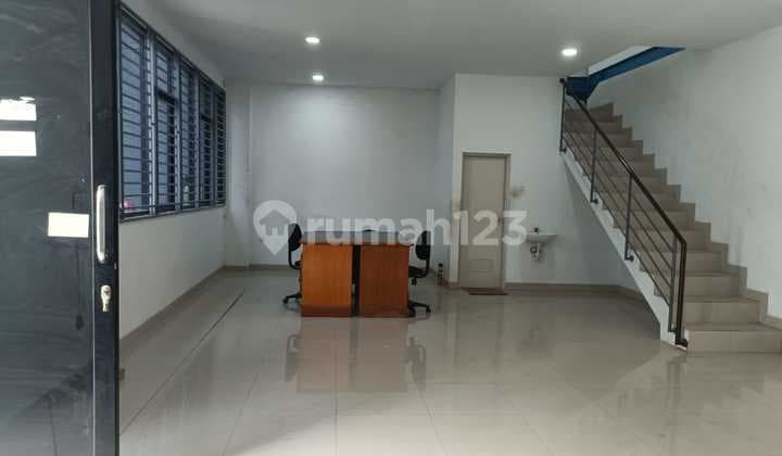 FOR RENT Ready-to-Use Warehouse in Kapuk Peternakan, West Jakarta
Land Area approx. 500
Building Area approx. 1000
2-Story Warehouse
2-Story Office
Employee Mess Available
Warehouse Condition: Ready to Use
Price: 575 Million/Year (Negotiable)