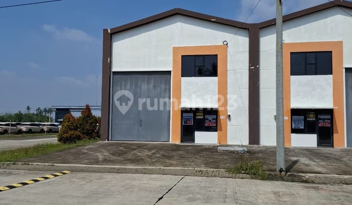 For Rent: Large Warehouse in Airport City Warehouse Complex* Specifications:- Land Size: 2,000 m² (10 x 40 m x 5 Units)- Building Size: 1,500 m² (10 x 30 m² x 5 Units) Rental Price: Rp 1 Billion / Year / Negotiable