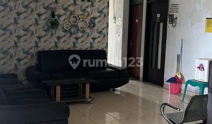 DIJUAL Kost-kostan Tingkat 3.75 lantai di Jalan Peta Barat, Kalideres, Jakarta Barat. LT 485 m2 (13x37m2) LB 1200m2 Kamar Tidur 56. Kamar Mandi 56 Kondisi kamar terisi Full. Lantai 1: bisa disewakan ke minimarket. Pasif income. Harga 15 M nego