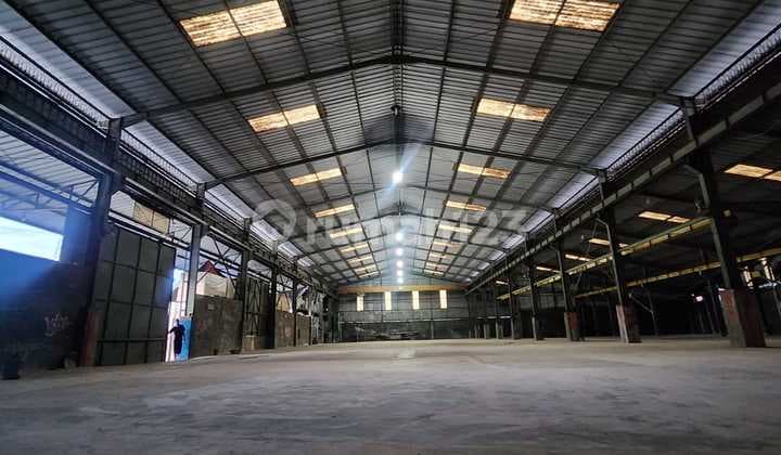 For Rent: Large Warehouse - DPR Plot, Cipondoh, Tangerang. Land Area 2,550 m², Building Area 1,900 m² (Warehouse 1,560 m² + 2-Story Office 340 m²). Freehold Title (SHM). Front Width 60 m. 40 ft Access. Electricity 41,200W. Ceiling Height 10 m. Crane Hoist 3 Ton (2 Units). Flood-Free. Rent IDR 950 Million/Year (Without Hoist).