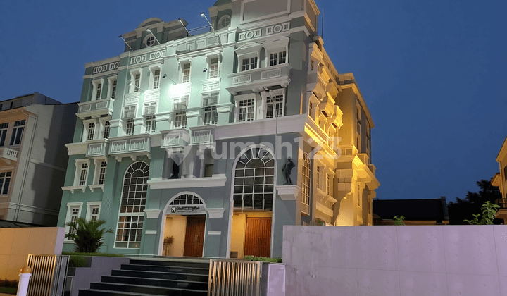 Shop House in Kelapa Gading Moi (Mall Of Indonesia), West Boulevard Street, Kelapa Gading, Facing Moi Front, Main Road, HGB Certificate until March 1, 2032, Land Area 95 m2 (4.5 Floors), Building Area 350 m2, Corner Shop House Facing South, Price 11 Billion Negotiable.