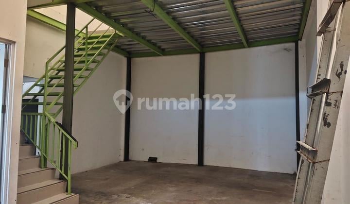 Dijual Gudang Siap Pakai di Citra 8 Lokasi Strategis Jakarta Barat, Luas Tanah: 136 M² (8X17m) - Ukuran Ideal untuk Usaha Skala Menengah Luas Bangunan: 114 M² - Efisien & Fungsional Listrik: 4400 Watt - Sertifikat: Shgb Harga: Rp4,2 M Nego