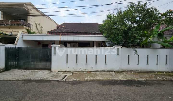 Dijual Cepat,Rumah Lama Nyaman dan Strategis Dekat Menteng Jakarta Pusat (E)
