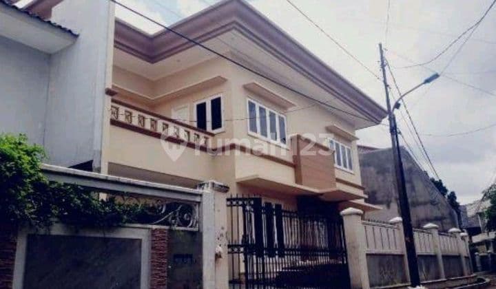 Rumah 2.Lt Terenovasi.di Taman Kedoya Baru. Jakarta Barat