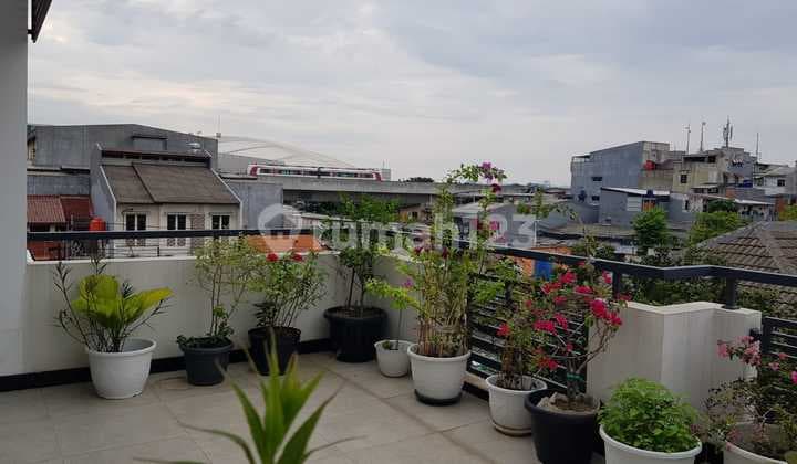 Rumah 3,5 Lt dan Rooftop di Rawamangun Full Furnished Strategis.dekat Fasilitas Umum