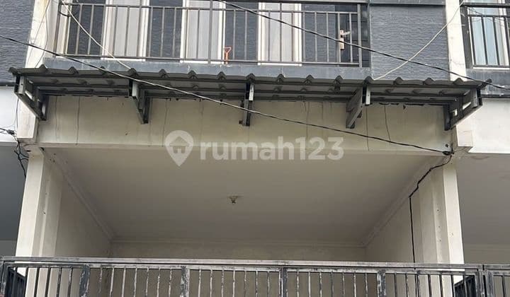 3-Story House in Taman Kedoya Baru, Jakarta SHM