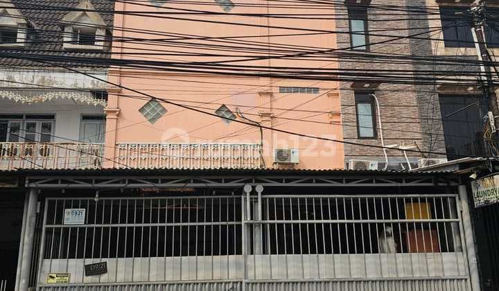 Rukan 3 Lantai di Taman Ratu Jakarta Barat