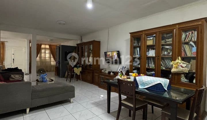 Rumah Classic Nan Strategis di Utan Kayu, Matraman, Hadap Selatan