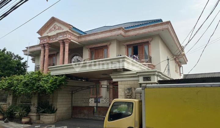 Rumah Mewah 2 Lantai dengan Kolam Renang Pribadi di Cipayung, Jakarta Timur - Dekat Sekolah, Mall, dan Bandara Halim