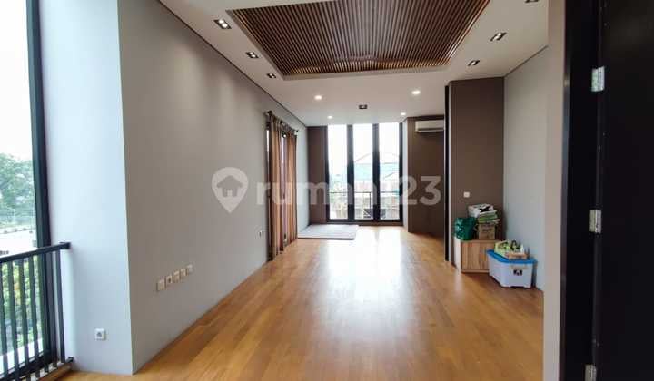 Rumah Hoek Mewah 3 Lantai dengan Mezzanine Cantik dan Lift Minimalis, Kayu Putih, Duren Sawit