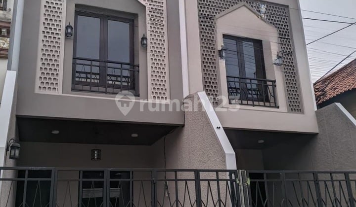Di Jual 3 Unit Rumah Baru Siap Huni Desain Khas Timur Tengah Lokasi Strategis di Otista Kebon Nanas Jakarta Timur