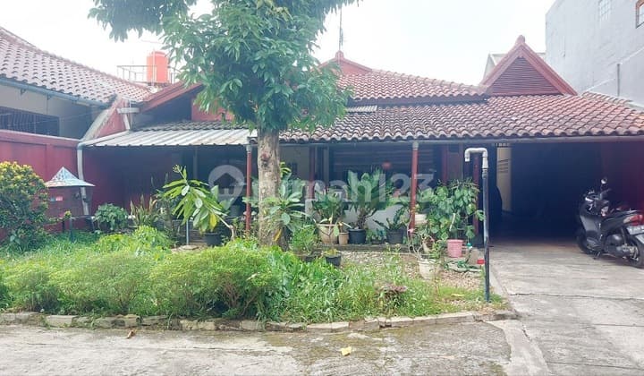 Dijual Cepat Rumah Terawat dengan Tanah Luas Lokasi Strategis Pinggir Jalan Raya H.baping Ciracas Jakarta Timur