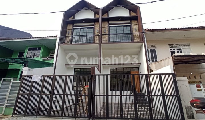 For Sale: Cool Minimalist House, Very Strategic Location on Ikan Rawamangun Street, Wide and Comfortable Access, Highly Suitable for Living or Investment.