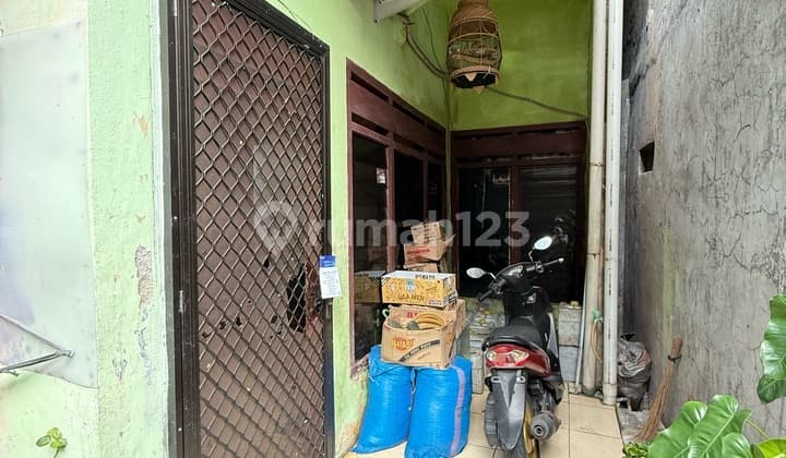 For Sale Ready-to-Occupy House in an Alley, Strategic Location Only 5 Minutes to Grand Pramuka City and Close to Haji Ten Road.